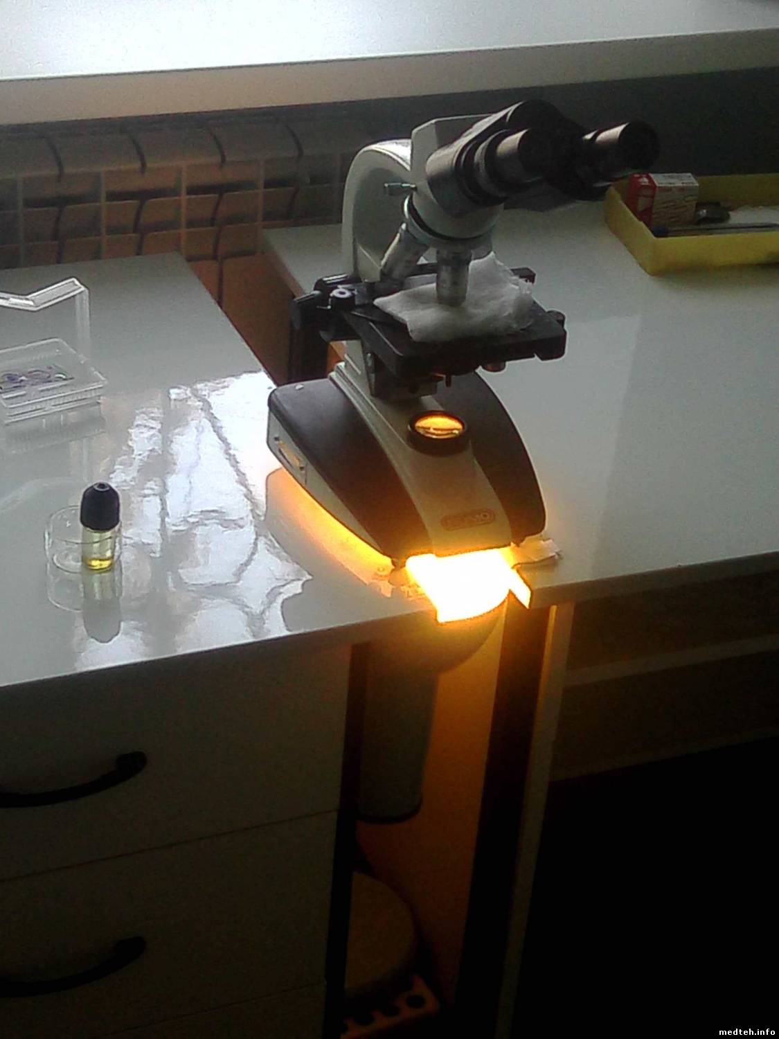 Сгорел блок осветителя у микроскопа.